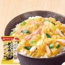Japonské jedlo Oyakodon s ryžou a kuracím mäsom