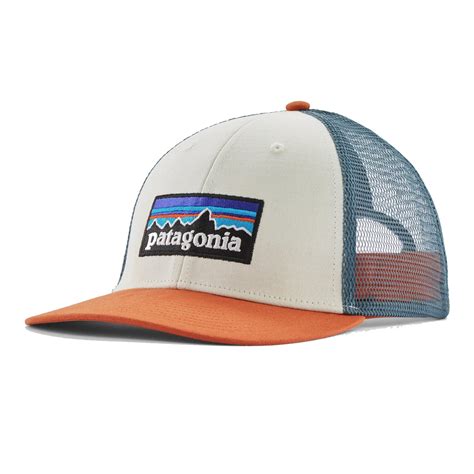 Detailná fotografia šiltovky Patagonia P-6 Logo LoPro Trucker ukazujúca materiály a zapínanie
