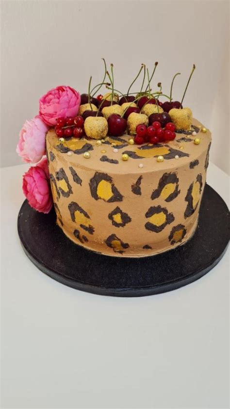 DETAILY PENOVEJ TORTY S PRÚŽKOVANÝM VZOROM