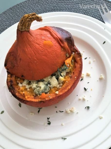 Plnená hokkaido tekvica so šošovicovou a quinoovou plnkou.