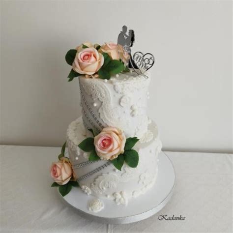 Torta vo vintage štýle s čipkovanými ružičkami