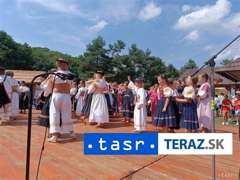 Folklórne vystúpenia a spev na festivale