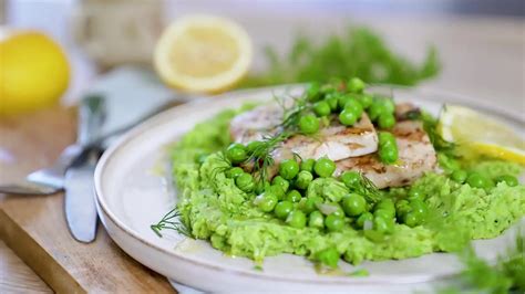 Misa hráškového pyré s posypaným parmezánom