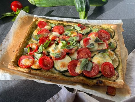 Cuketová pizza pripravená na plechu pred pečením