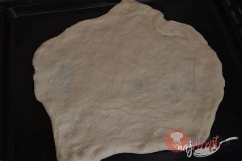 Rôzne druhy cuketovej pizze pripravené na tanieri