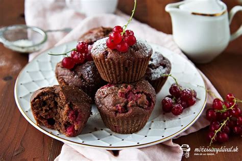 Jogurtové muffiny s čiernymi ríbezľami