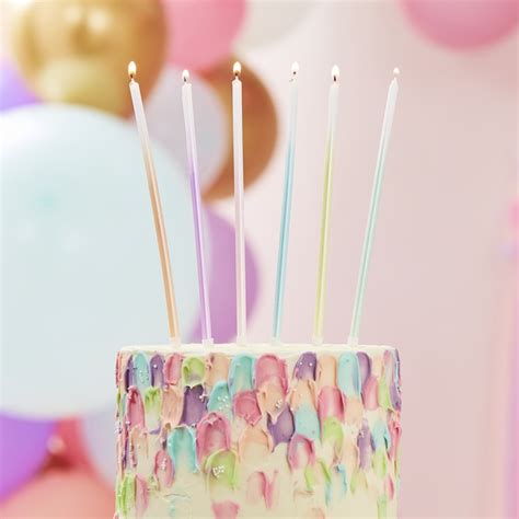 Detailný záber na horiace magické sviečky na narodeninovej torte