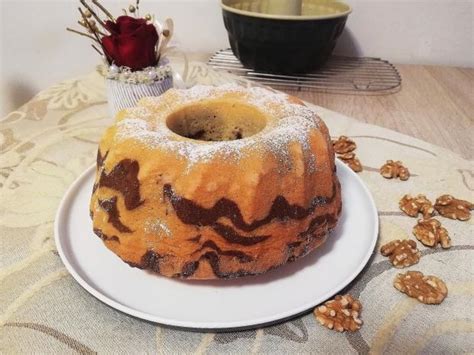 Nádherne ozdobená hotová bábovka