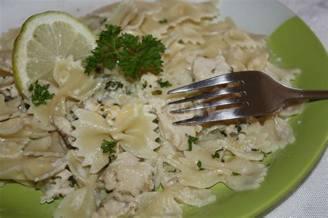 Servírované farfalle s omáčkou