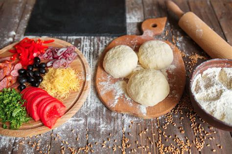ingrediencie na prípravu pizze na drevenom stole