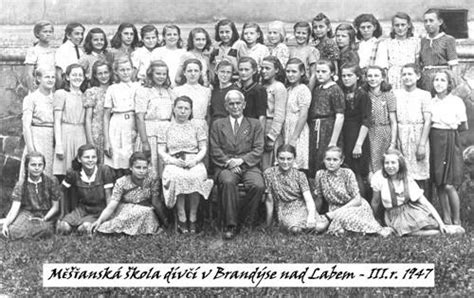 Historická fotografia budovy školy alebo študentov