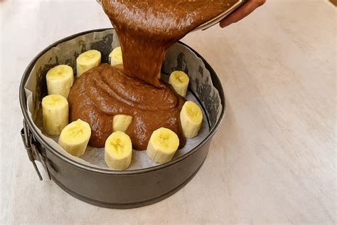 čerstvo upečený obrátený banánový brownie s karamelizovanými banánmi na vrchu