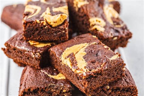 servírovaný kúsok banánového brownie s jogurtom na tanieri