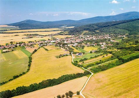 Letecký záber na krajinu pri Marhuľovom ostrove