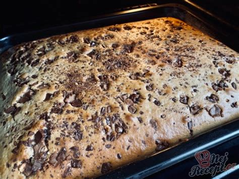 Záber na čerstvo upečené domáce muffiny na plechu