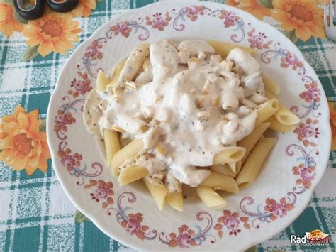 tanier penne cestovín so syrovou omáčkou a kúskami kuracieho mäsa
