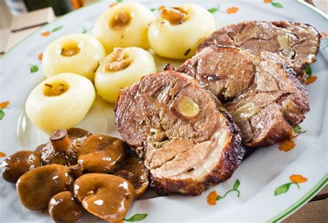 Detailne pripravené pečené baranie mäso na pekáči