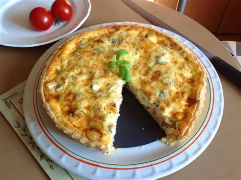 Slaný koláč quiche s kuracím mäsom a zeleninou