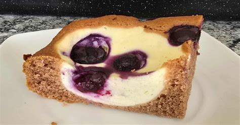 Vrstvenie keksov a tvarohovej plnky na alobale