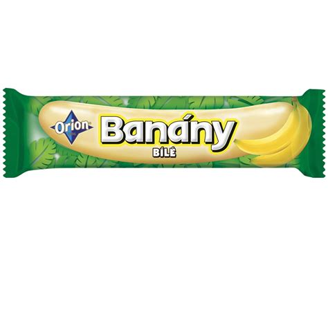 Banány uložené v strede torty pred tvarovaním