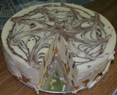 Hotová nepečená tvarohová torta v tvare trojuholníka