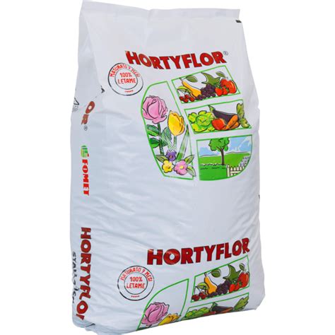 Záhradník aplikujúci granulovaný hnoj