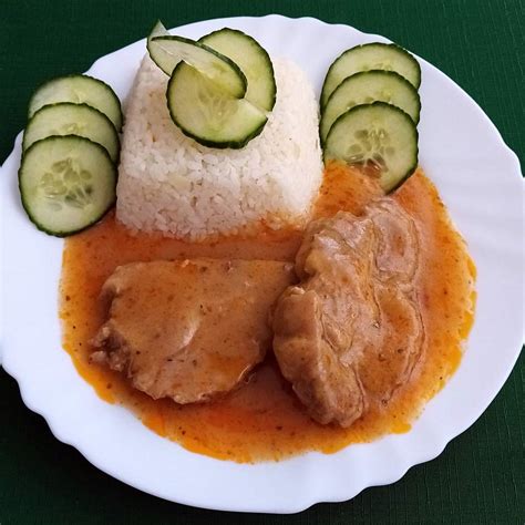 Plátky cesnaku na baraninom stehne