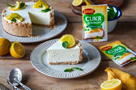 Nepečený citrónový cheesecake na tanieri s mätou