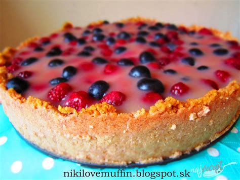 Dozdobený citrónový cheesecake s ovocím a mätou