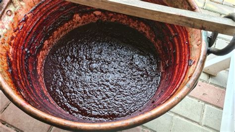 Tradičné varenie slivkového lekváru v medenom kotlíku