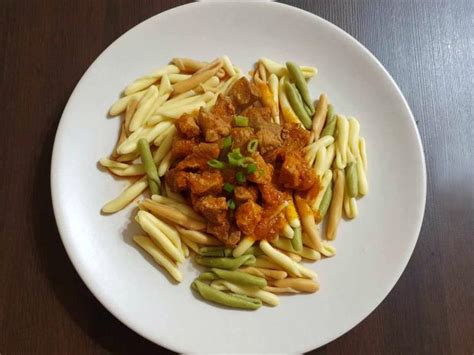 Tanier s kuracou sviečkovou a cestovinami fusilli