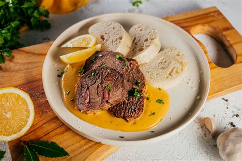 servírovaná sviečková na smotane s knedľou