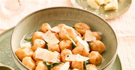 Hotový tanier bezlepkových gnocchi s maslom a šalviou