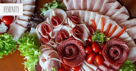 ukážka techniky skladania šunky a salámy do kornútikov