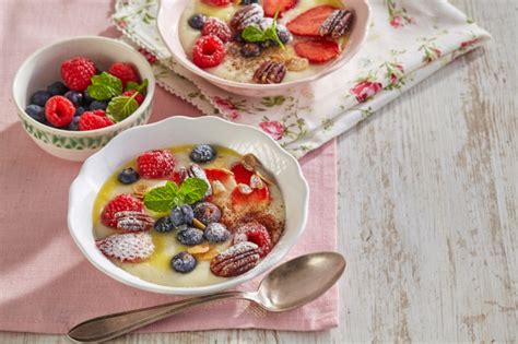 Fotografia hotovej kukuričnej kaše s ovocím a orieškami