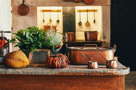 Stará kuchyňa s hrncami