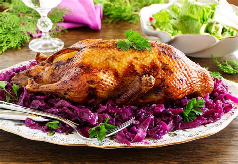 Pečená hus s lokšami a červenou kapustou