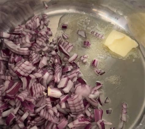 Postup prípravy: restovanie cibule na masle a výpeku z mäsa