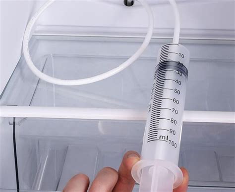 Detail odtokového kanálika na tuk na grilovacej platni