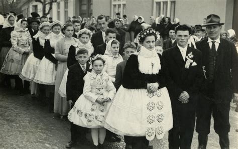 Svadobný sprievod so zeleným stromčekom zapichnutým v chlebe