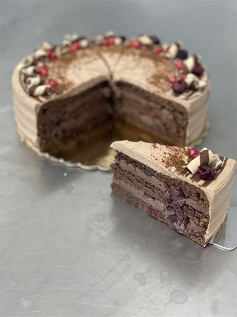 krájanie čokoládovej torty s višňami