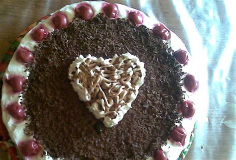 hotová čokoládovo-višňová torta na podnose