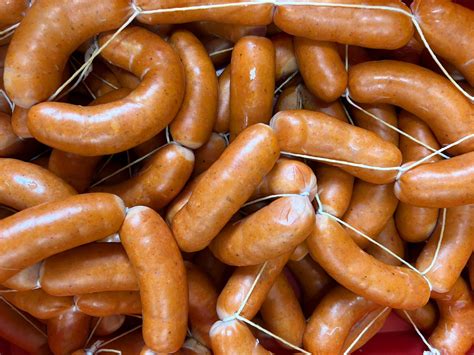 tradičné slovenské mäsové výrobky na drevenom podnose