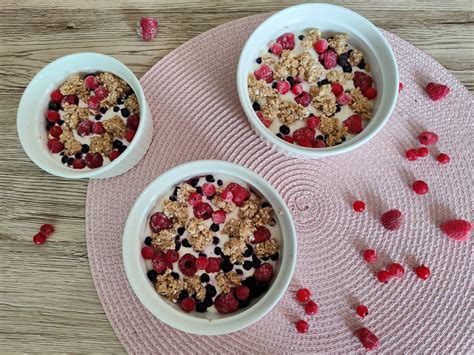 pestré ovsené müsli kolieska v miske s jogurtom