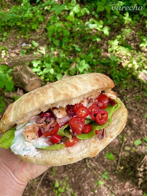 hotový kurací kebab v pita chlebe s dresingom