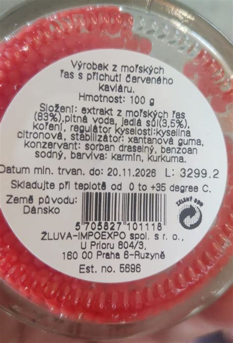 Detailná fotografia čierneho a červeného kaviáru