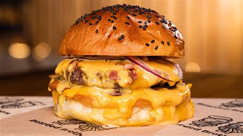 Hovädzí smash burger s hranolkami a ananásom