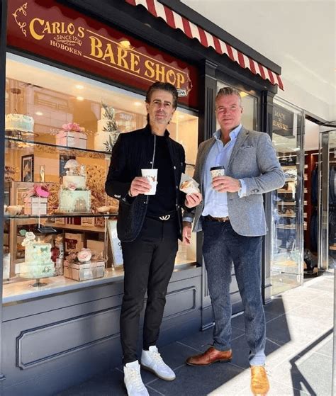 Interiér Carlo's Bakery s vitrínami plnými zákuskov
