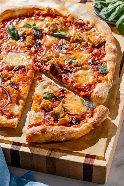 Vegánska pizza s rastlinným syrom