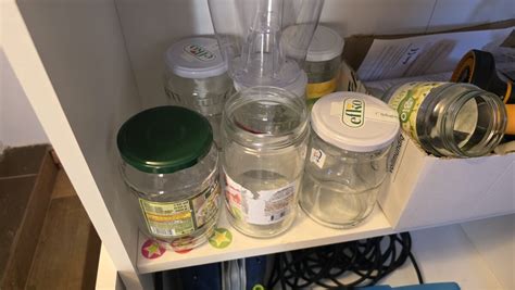 Ilustrácia správneho úchopu zaváraninového pohára